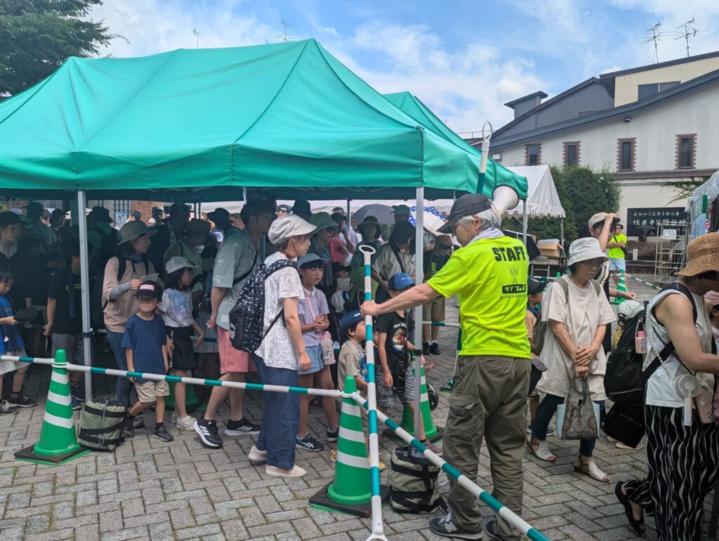 大混雑の受付