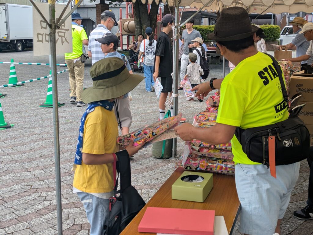 花火ゲットだぜ！外れてもお菓子はもらえる。